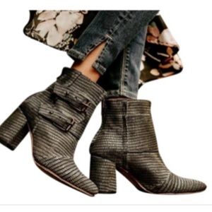 Freebird Joey Size 8 Blue Snake